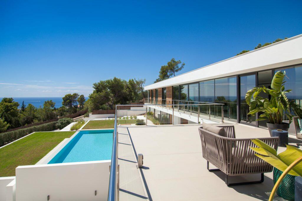 Villa de diseño contemporáneo con vistas al mar en Es Cubells Ibiza