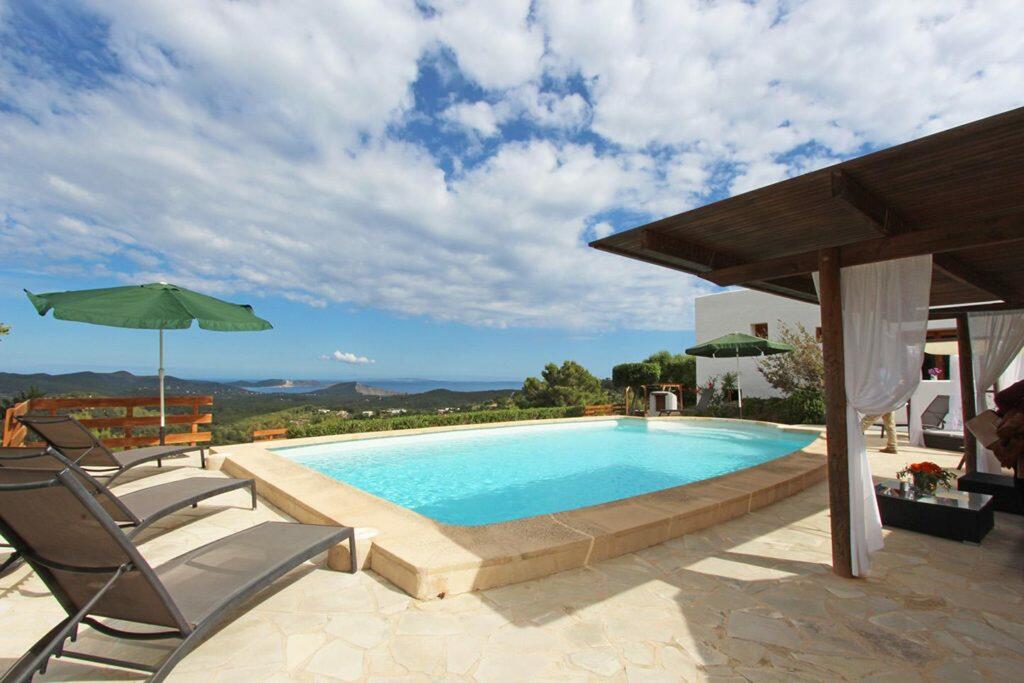 Auténtica finca ibicenca reformada con impresionantes vistas al mar y licencia de alquiler en Es Cubells