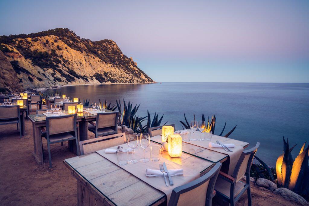 restaurante amante con vistas al mar en Ibiza verano 2020
