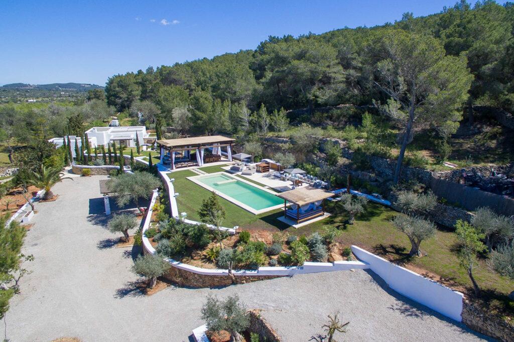 Villa de alquiler vacacional con piscina en el norte de Ibiza verano 2020