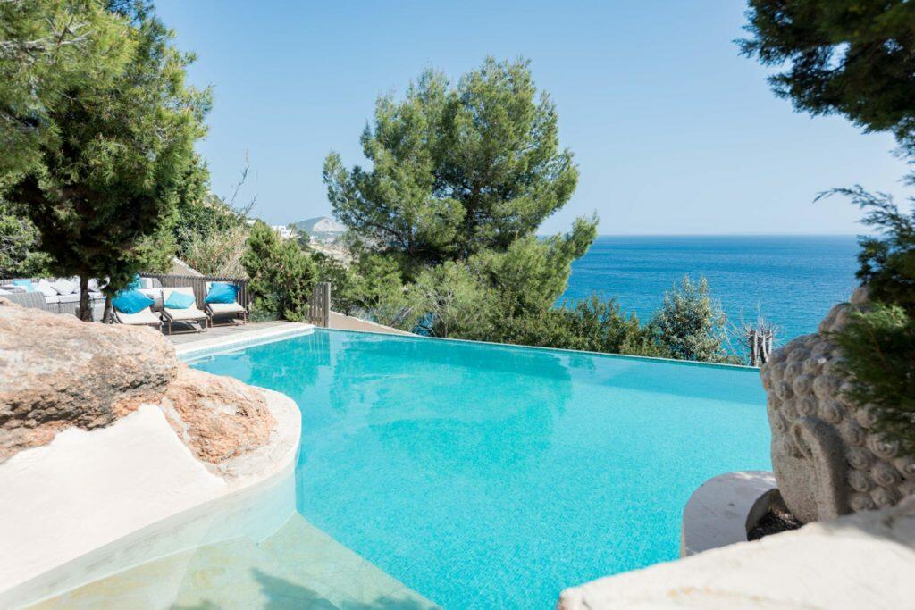 Preciosa villa de vacaciones en Es Cubells, sobre el mar