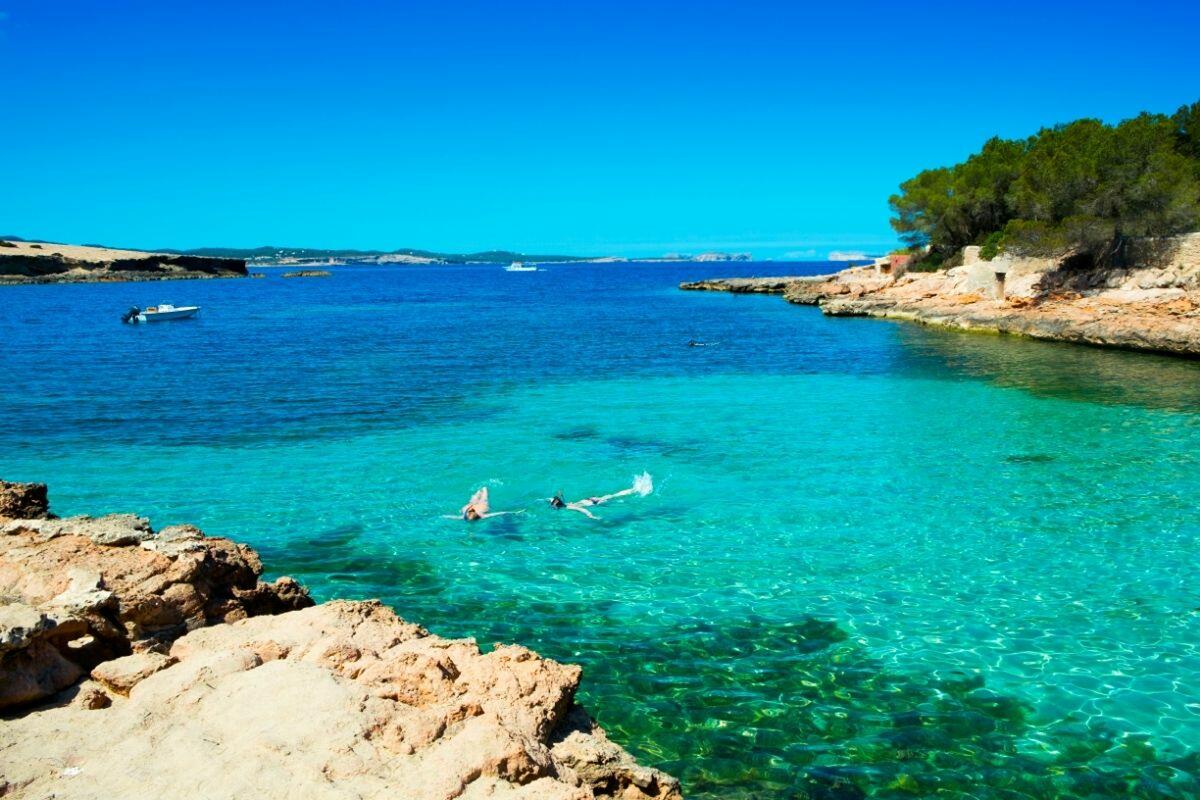 Ibiza verano 2021: playa Cala Gracioneta en la isla de Ibiza, España