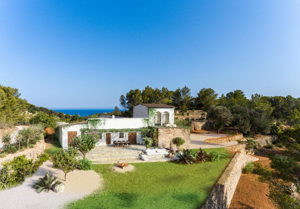 villas con vistas al mar en san juan ibiza