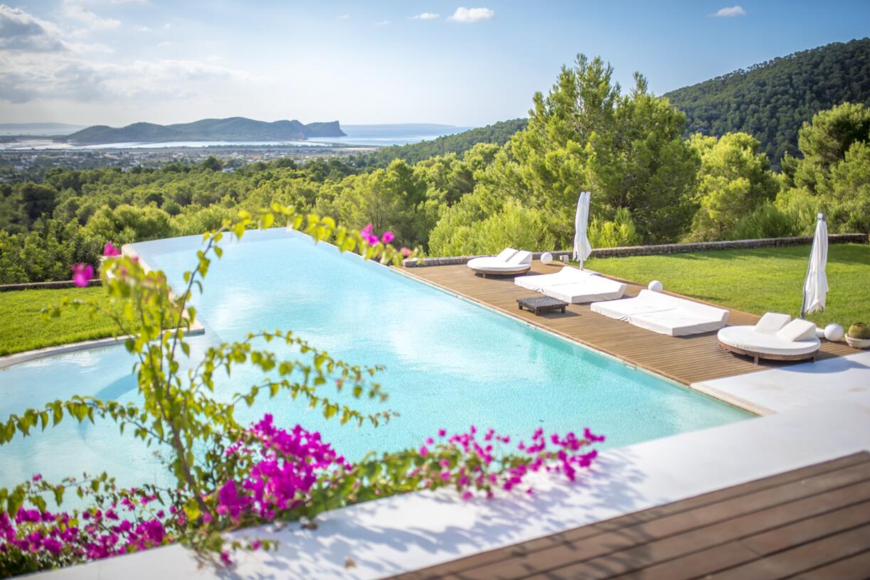 Jardín mediterráneo y villa con vistas al mar en Ibiza
