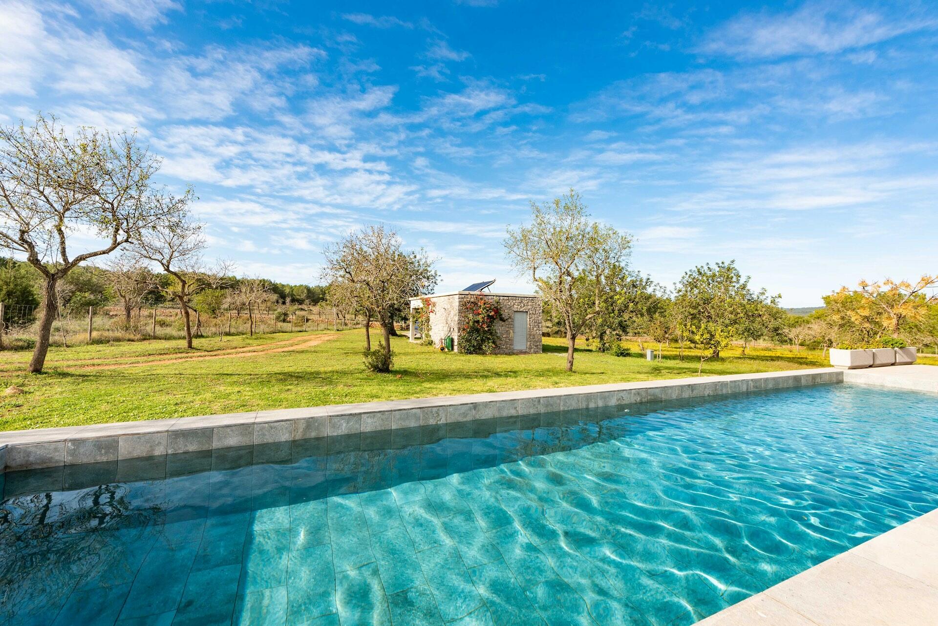 Villa de Ibiza con paneles solares instalados en el tejado
