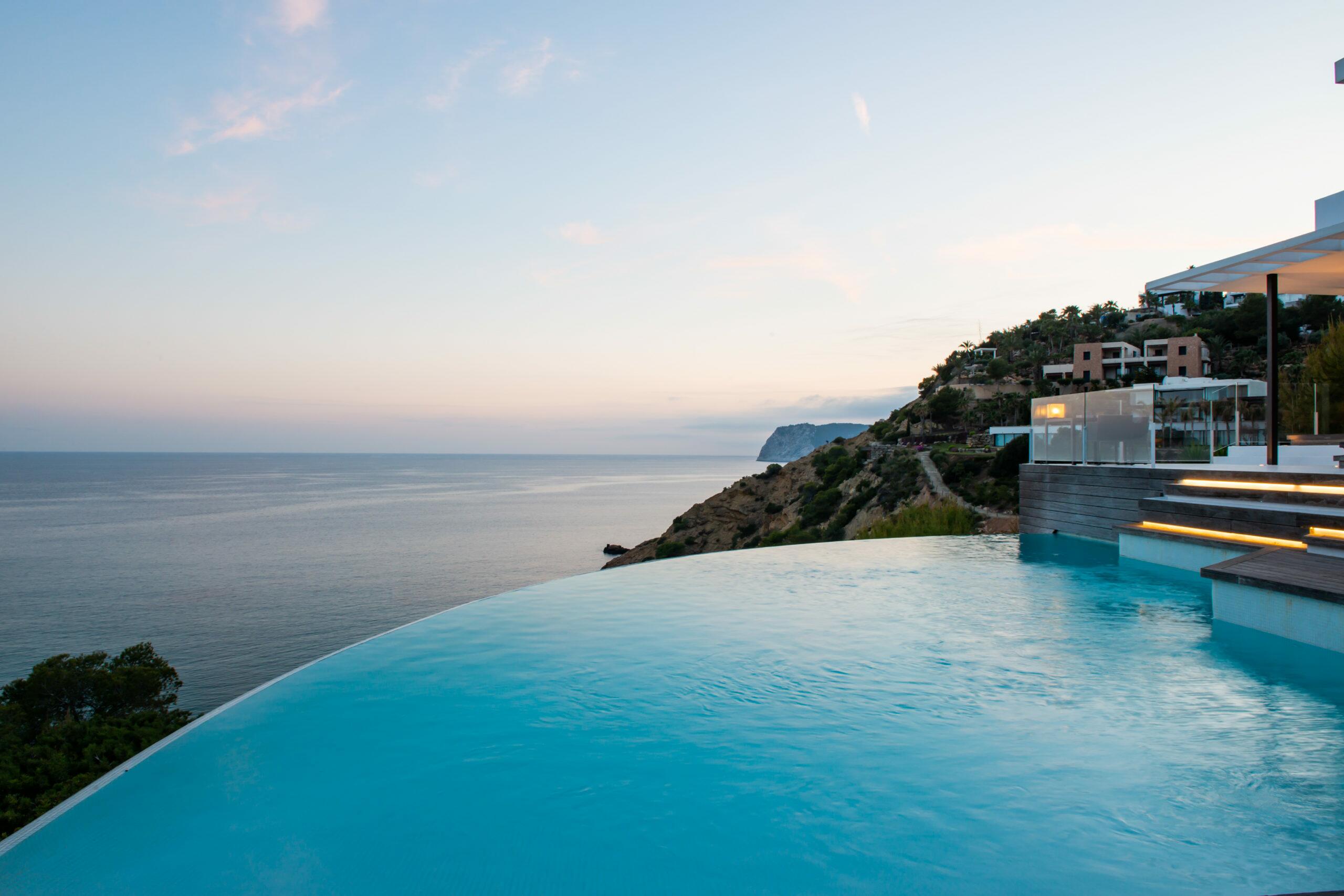 Villa exclusiva y casa de lujo en Ibiza con piscina infinita y vistas al mar
