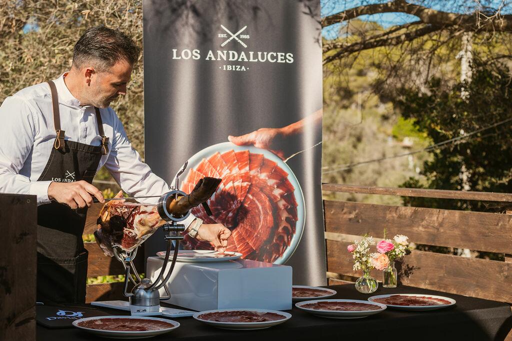 chef privado cortando jamón en villa de lujo