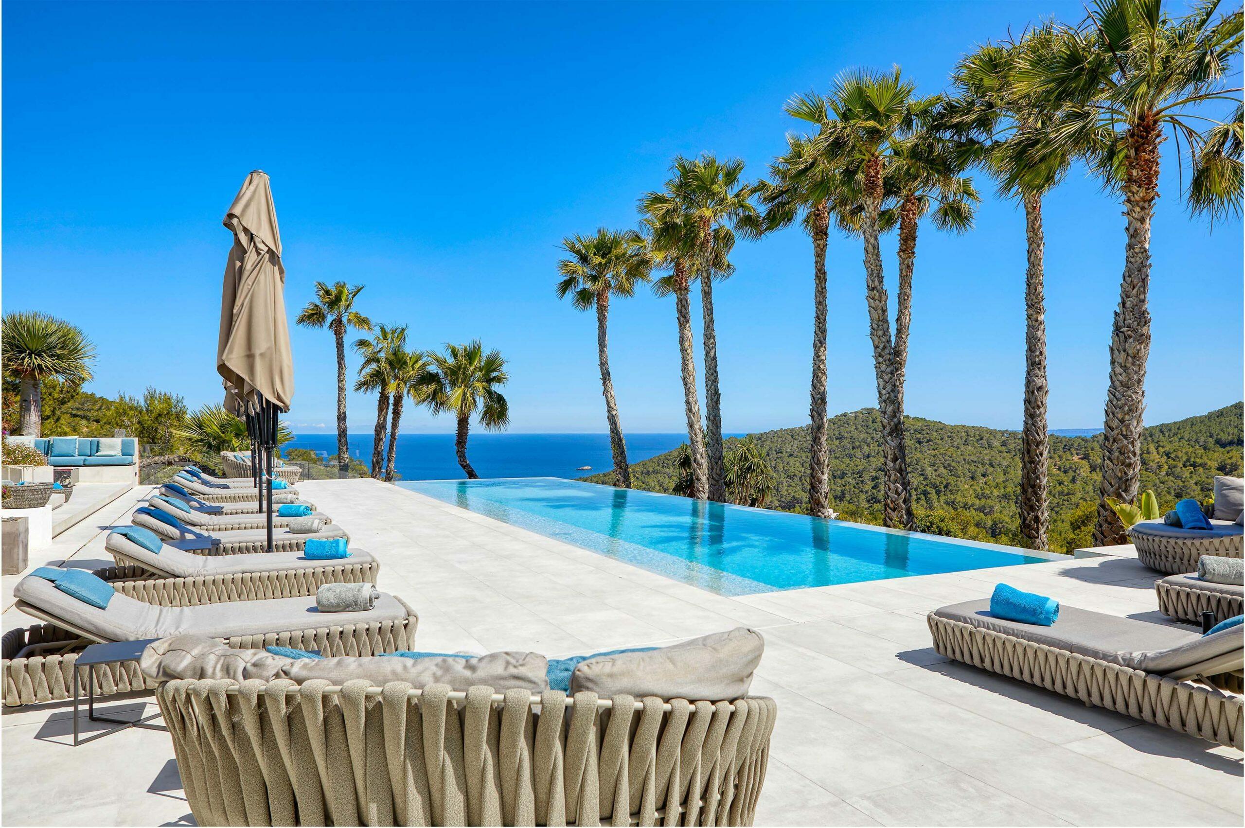 Vista de la piscina de una propiedad en Ibiza. Aprende cómo diversificar tu cartera con propiedades de lujo, fuertes rendimientos y ventajas de estilo de vida en Ibiza.