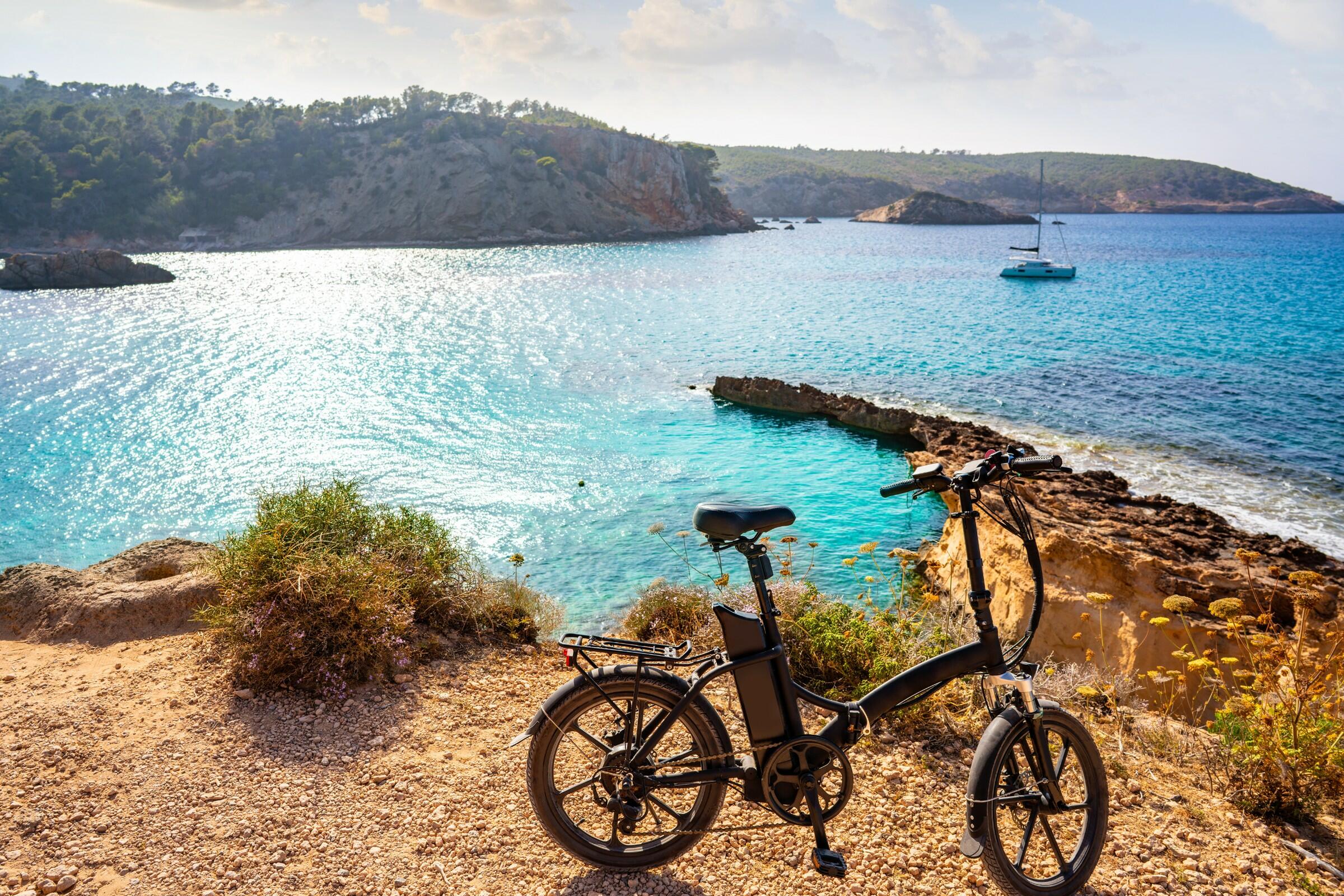 Explora la belleza natural de Ibiza con Prestige Properties. Descubre villas perfectas para aventuras al aire libre, relajación y reconexión con la naturaleza.
