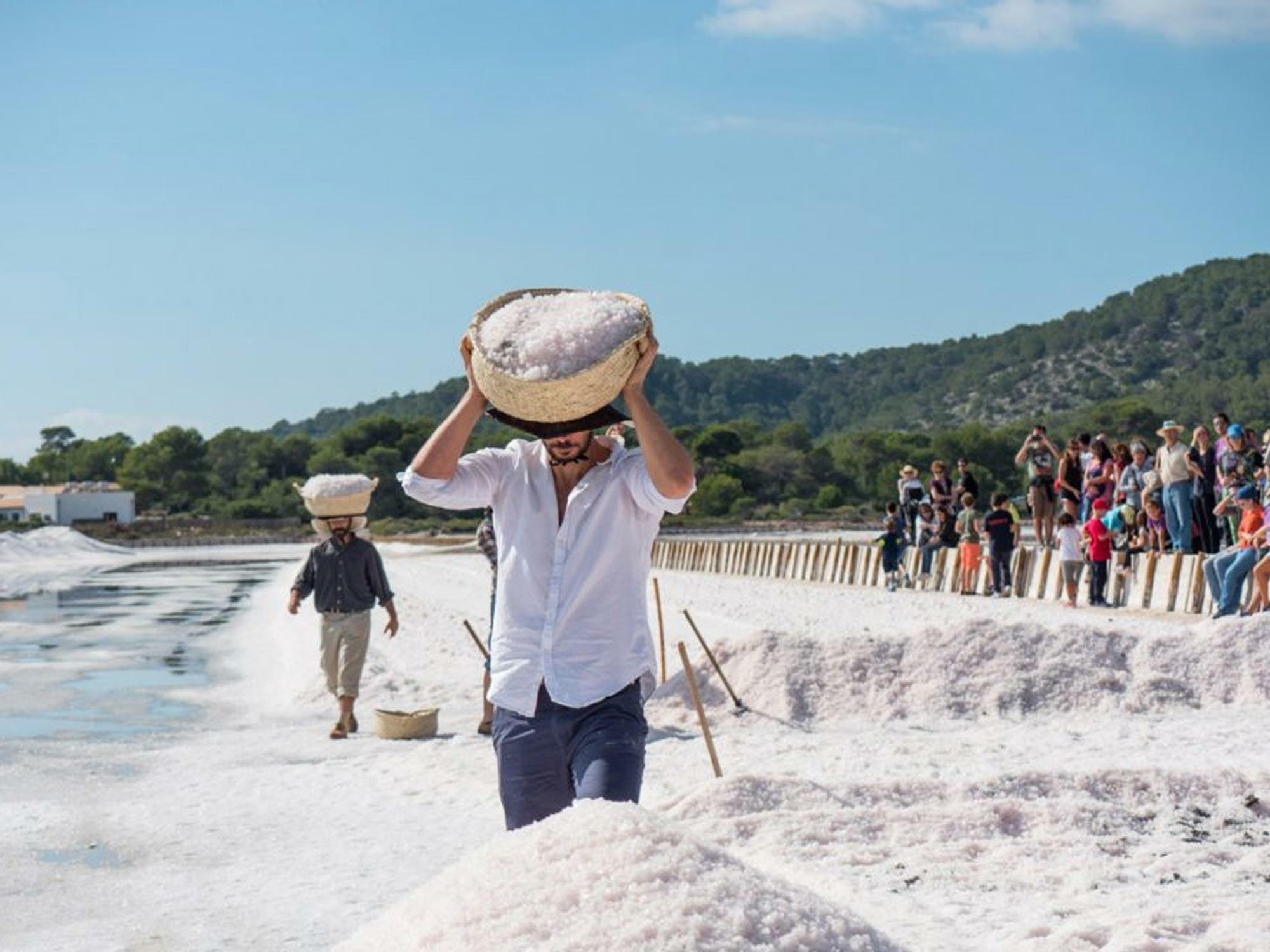 La Fira de la Sal (17–19 de octubre, Ses Salines): Una celebración del patrimonio salinero de Ibiza con exhibiciones culturales, comida local y actividades para toda la familia.