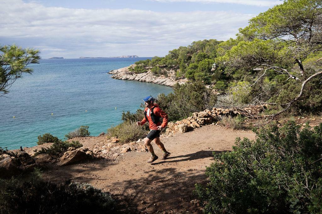 Ibiza Trail Marathon (25 de octubre): Corredores de todo el mundo se enfrentan a rutas de 10 km, 21 km y 42 km a través de los escarpados paisajes de la isla, ofreciendo tanto desafío como paisajes impresionantes.