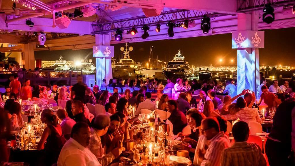 Con vistas a las aguas centelleantes de Marina Botafoch, Lío ofrece una combinación única de alta gastronomía, cabaret teatral y clubbing nocturno.