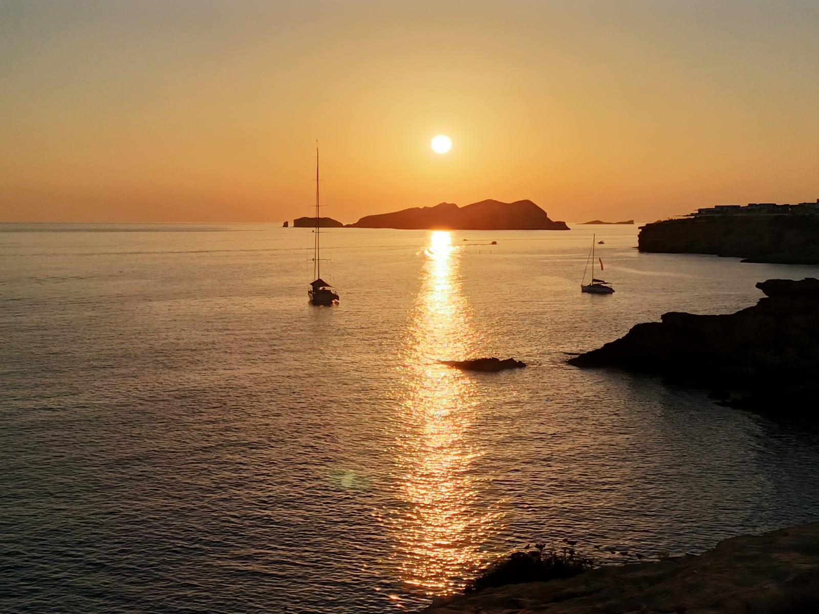 Alquiler de barco privado en aguas cristalinas en Ibiza