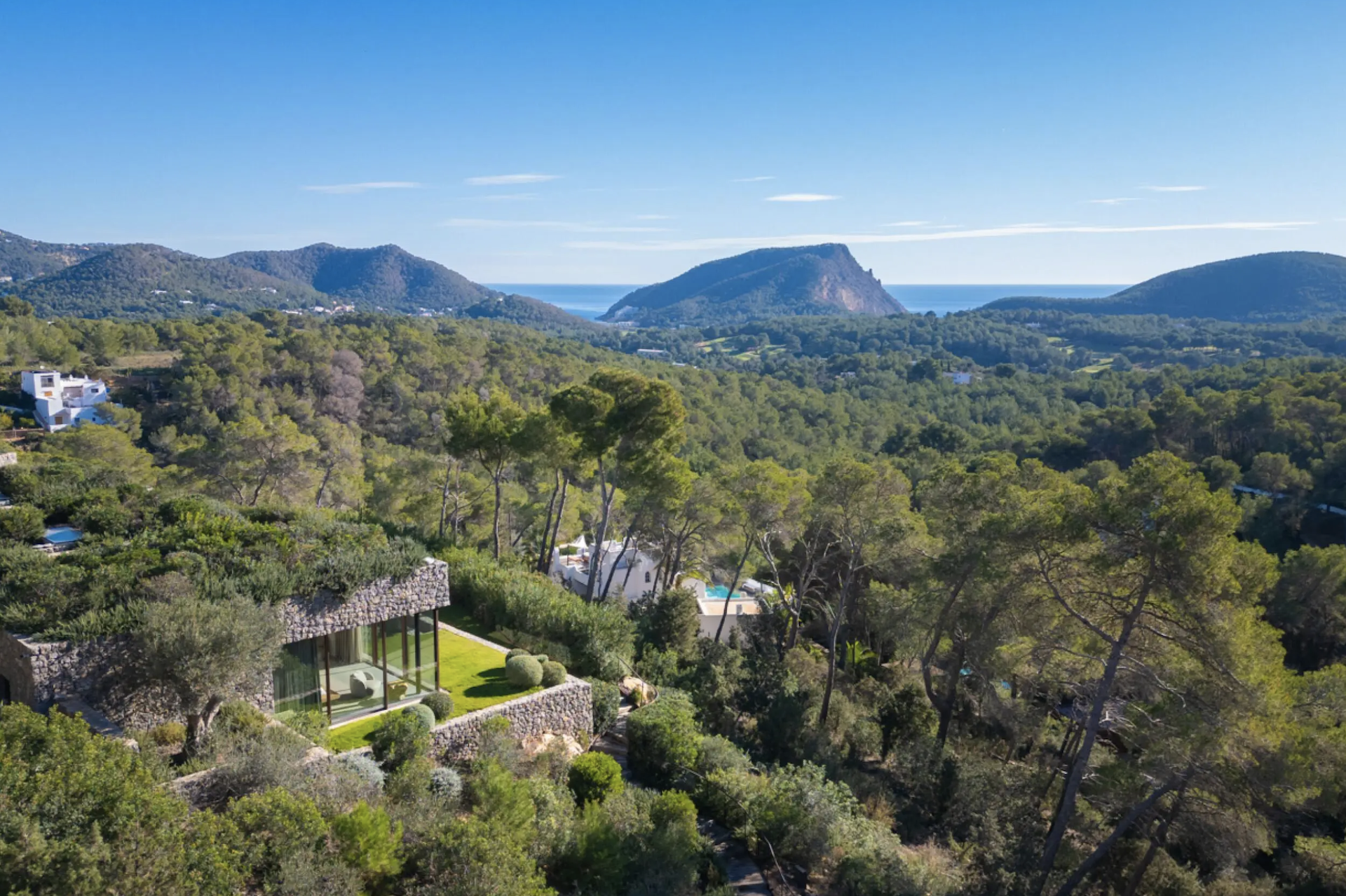 Can Bosc. Villa de lujo integrada en la naturaleza con piscina, techos verdes y vistas al mar
