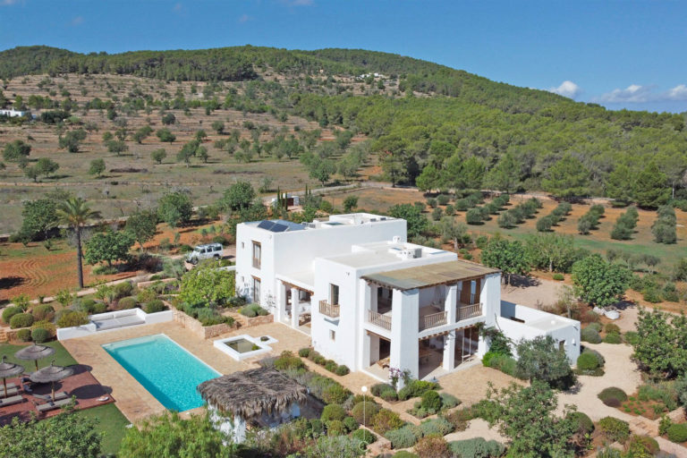 Mirando por el ojo de la cerradura de las mejores villas de alquiler de Ibiza - Can Alegria