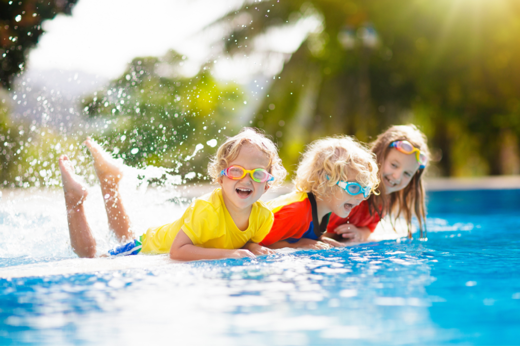Familia disfrutando de una estancia de verano en una villa en Ibiza